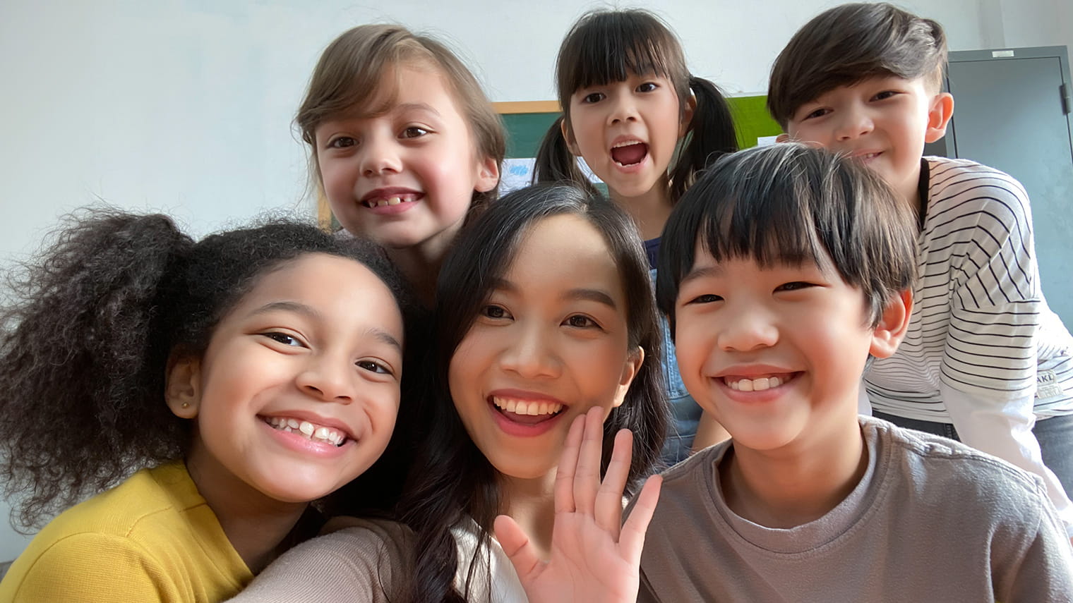 笑顔の子どもたちの画像
