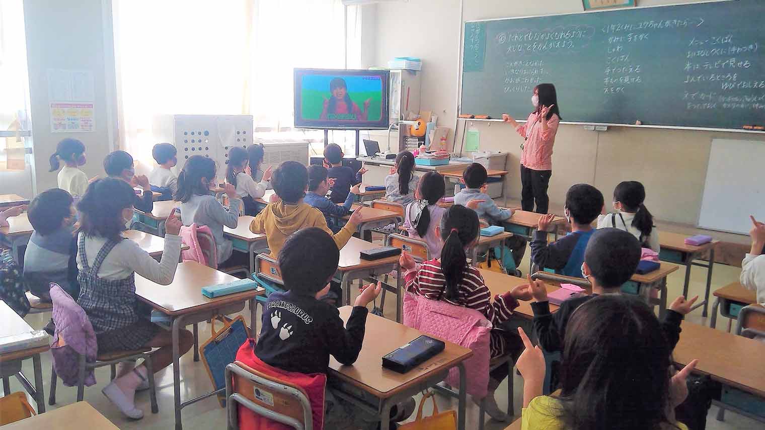 教室でNHK for Schoolを見ている授業風景
