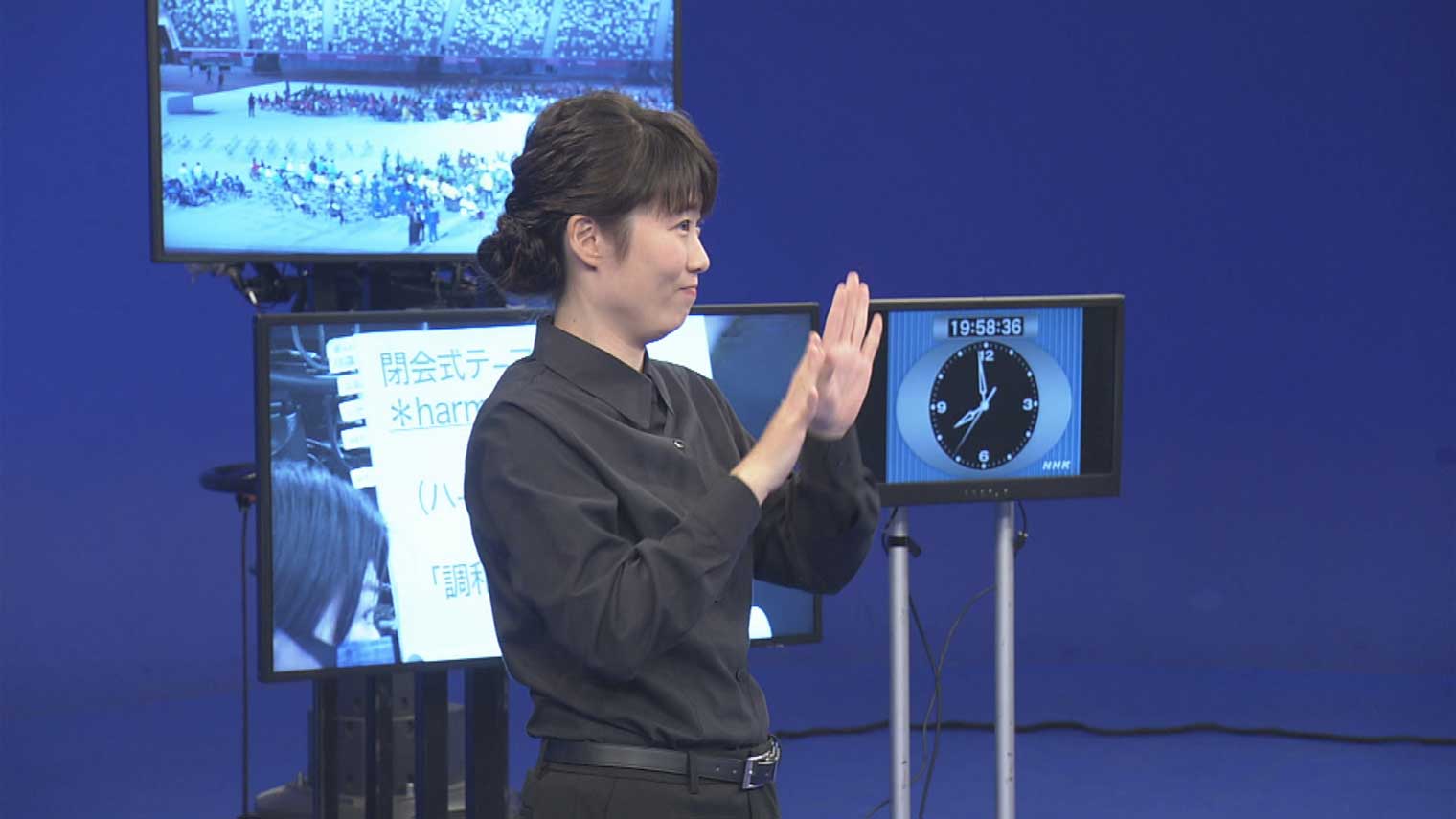 手話で番組の内容を伝えている画像